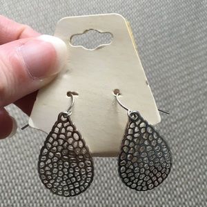 Cutout Leaf/Teardrop-Shaped Earrings